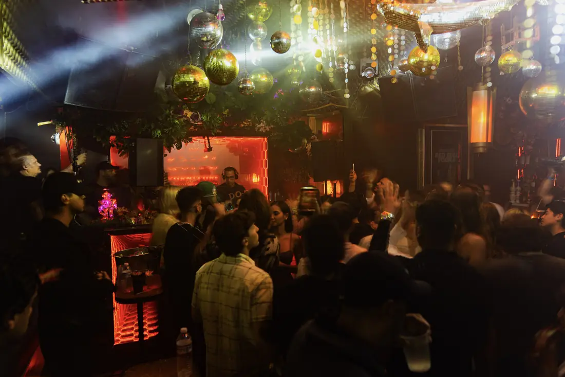 Crowd in the main room, Intriga at Do Not Sit